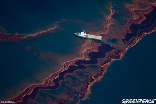Aerial view of the oil leaked from the Deepwater Horizon wellhead in the Gulf of Mexico May 6, 2010. Photo from Creative Commons, Greenpeace USA 2010.